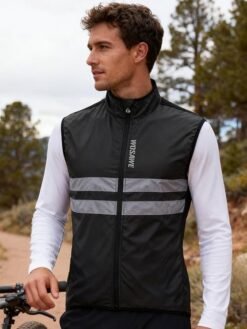 Vue détaillée du gilet montrant le tissu mesh respirant, le col protecteur et la poche zippée