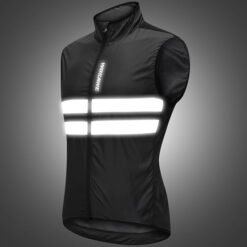 Gilet de cyclisme noir avec bandes réfléchissantes haute visibilité éclairées par des phares de voiture la nuit