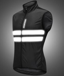 Gilet de cyclisme noir avec bandes réfléchissantes haute visibilité éclairées par des phares de voiture la nuit