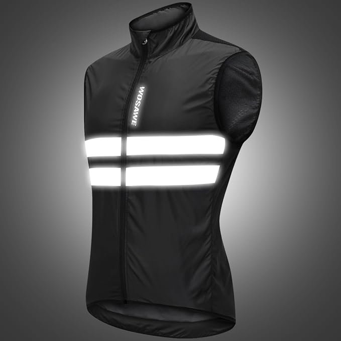 Gilet de cyclisme noir avec bandes réfléchissantes haute visibilité éclairées par des phares de voiture la nuit