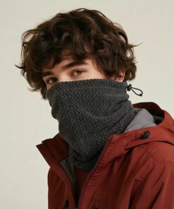 Homme portant le masque de cou remonté sur le nez pour une protection totale contre le vent en extérieur