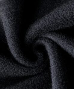 Gros plan sur la texture douce de la doublure polaire thermique de la cagoule